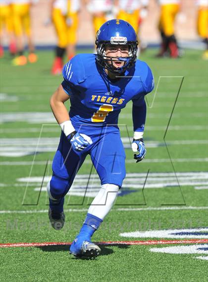 Thumbnail 2 in S & S Consolidated vs. Leonard (UIL 2A Regional Semifinal) photogallery.