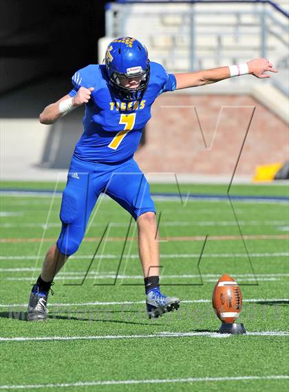 Thumbnail 3 in S & S Consolidated vs. Leonard (UIL 2A Regional Semifinal) photogallery.