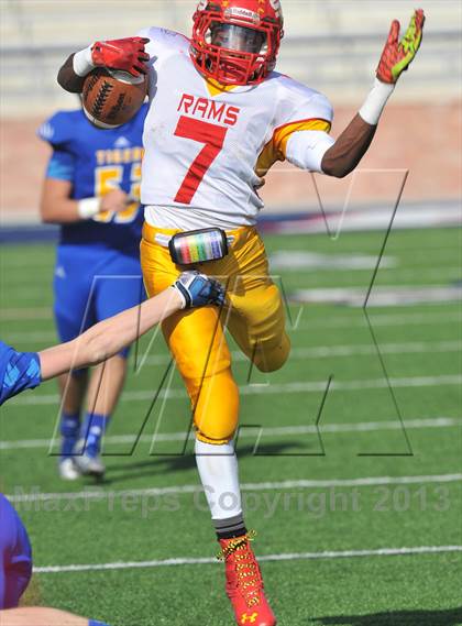 Thumbnail 2 in S & S Consolidated vs. Leonard (UIL 2A Regional Semifinal) photogallery.