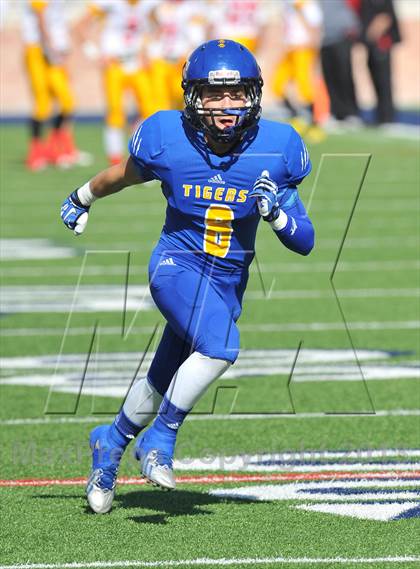 Thumbnail 3 in S & S Consolidated vs. Leonard (UIL 2A Regional Semifinal) photogallery.