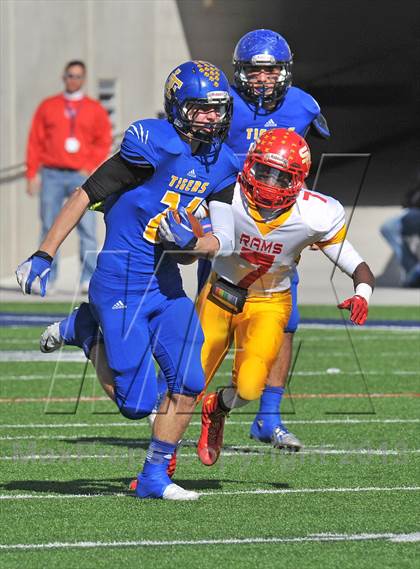 Thumbnail 2 in S & S Consolidated vs. Leonard (UIL 2A Regional Semifinal) photogallery.