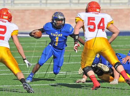 Thumbnail 2 in S & S Consolidated vs. Leonard (UIL 2A Regional Semifinal) photogallery.