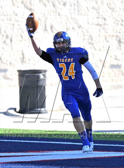 Thumbnail 1 in S & S Consolidated vs. Leonard (UIL 2A Regional Semifinal) photogallery.