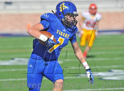 Thumbnail 3 in S & S Consolidated vs. Leonard (UIL 2A Regional Semifinal) photogallery.