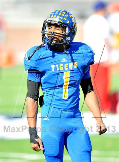Thumbnail 1 in S & S Consolidated vs. Leonard (UIL 2A Regional Semifinal) photogallery.