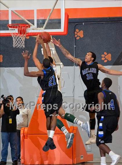 Thumbnail 1 in Oakland vs. Castro Valley (CIF State NorCal D1 Semifinal) photogallery.