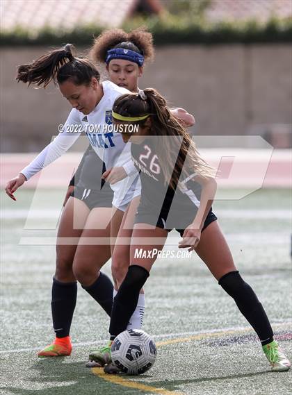 Thumbnail 3 in Bishop Amat vs. Etiwanda photogallery.