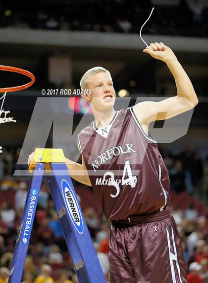 Thumbnail 2 in Norfolk vs. Papillion-LaVista (NSAA Class A Final)  photogallery.