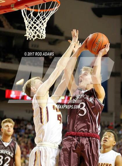 Thumbnail 2 in Norfolk vs. Papillion-LaVista (NSAA Class A Final)  photogallery.