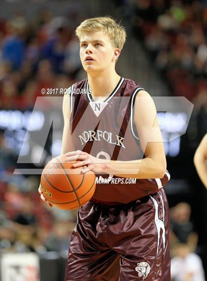 Thumbnail 2 in Norfolk vs. Papillion-LaVista (NSAA Class A Final)  photogallery.