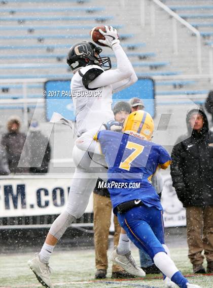 Thumbnail 2 in Quaker Valley vs. Middletown (PIAA 3A Final) photogallery.