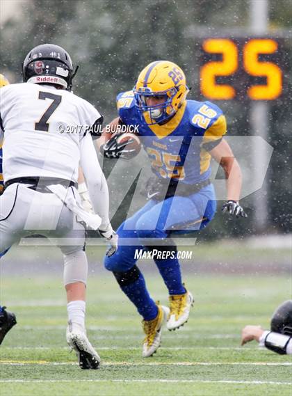 Thumbnail 2 in Quaker Valley vs. Middletown (PIAA 3A Final) photogallery.