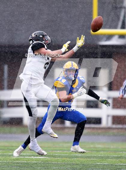 Thumbnail 2 in Quaker Valley vs. Middletown (PIAA 3A Final) photogallery.