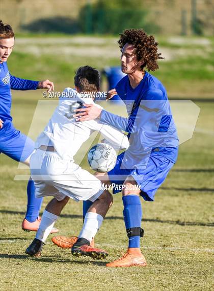Thumbnail 1 in Santana vs. Calvary Murrieta (Southern California High School Classic) photogallery.