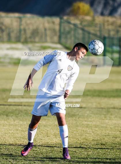 Thumbnail 2 in Santana vs. Calvary Murrieta (Southern California High School Classic) photogallery.