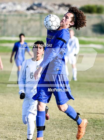 Thumbnail 3 in Santana vs. Calvary Murrieta (Southern California High School Classic) photogallery.