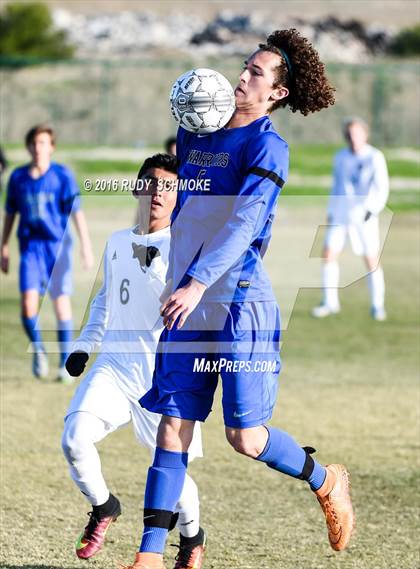 Thumbnail 2 in Santana vs. Calvary Murrieta (Southern California High School Classic) photogallery.