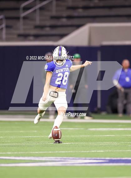 Thumbnail 2 in Gunter vs. Holliday (UIL 3A Quarterfinals) photogallery.