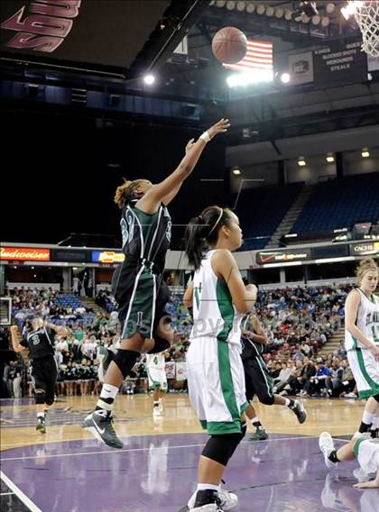 Thumbnail 2 in St. Mary's vs. Inglewood (CIF State D3 Final) photogallery.