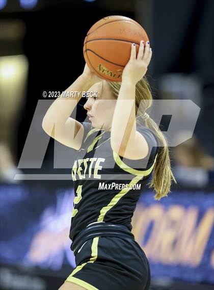 Thumbnail 3 in Fayette vs Helias Catholic (Norm Stewart Classic) photogallery.