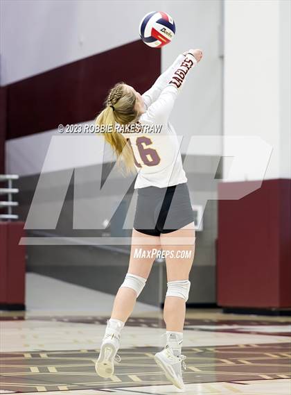 Thumbnail 2 in Fairfield vs. East Bernard (UIL 3A Regional Semi-Finals) photogallery.