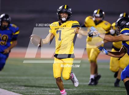Thumbnail 1 in Verbum Dei vs. Bosco Tech photogallery.