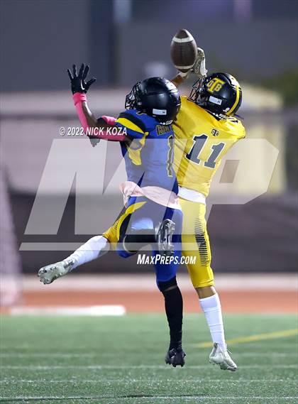 Thumbnail 1 in Verbum Dei vs. Bosco Tech photogallery.