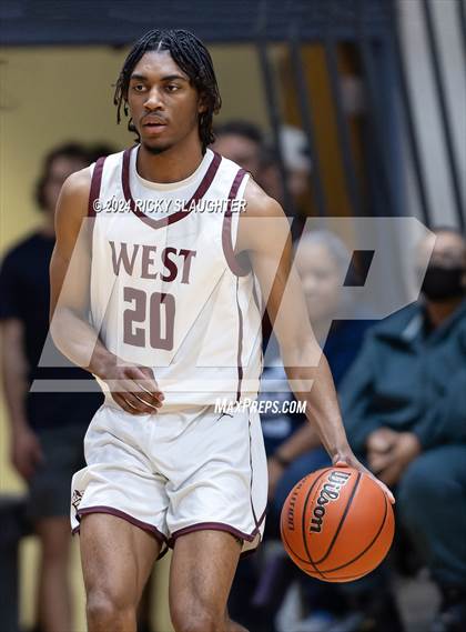 Thumbnail 2 in Quincy vs. Belleville West (IHSA 4A Sectional) photogallery.