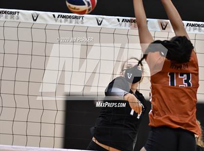 Thumbnail 3 in Hutto @ Vandegrift photogallery.