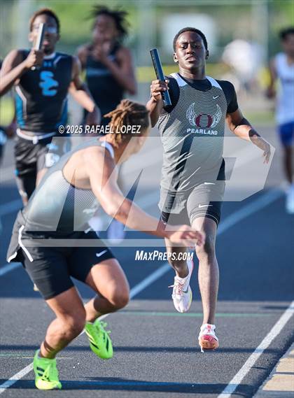 Thumbnail 2 in UIL 6A Track & Field Area 21&22 (4x400M Relay) photogallery.