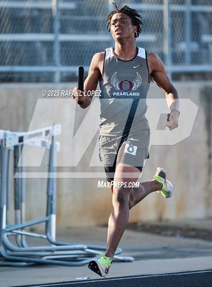 Thumbnail 1 in UIL 6A Track & Field Area 21&22 (4x400M Relay) photogallery.