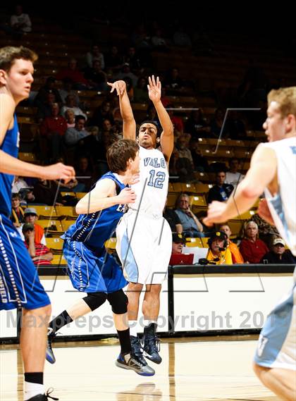 Thumbnail 3 in Broomfield vs. Valor Christian (CHSAA 4A Final Four) photogallery.