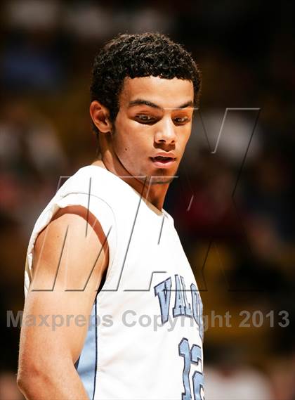 Thumbnail 3 in Broomfield vs. Valor Christian (CHSAA 4A Final Four) photogallery.