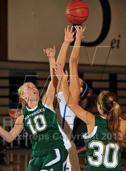 Thumbnail 2 in San Dimas vs. La Costa Canyon (MaxPreps Holiday Classic) photogallery.