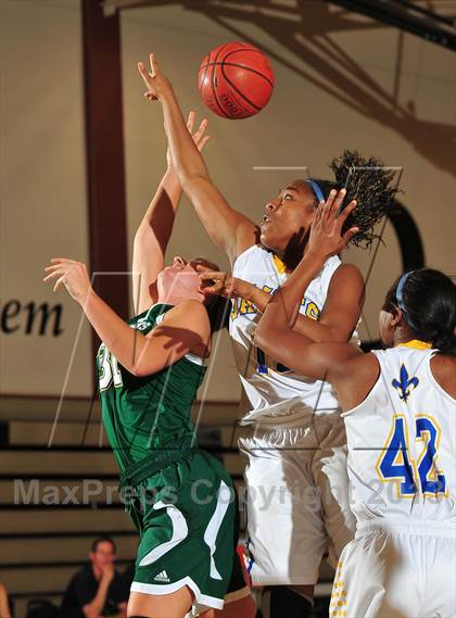 Thumbnail 2 in San Dimas vs. La Costa Canyon (MaxPreps Holiday Classic) photogallery.