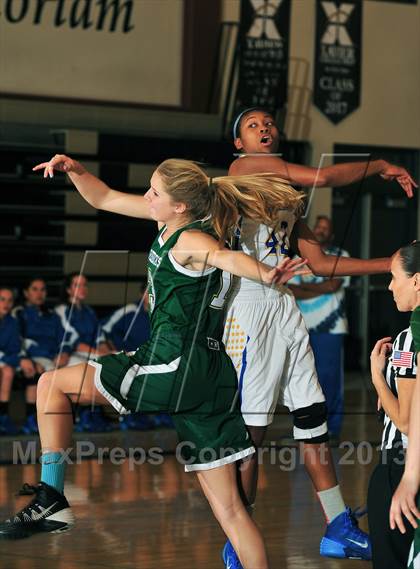 Thumbnail 3 in San Dimas vs. La Costa Canyon (MaxPreps Holiday Classic) photogallery.