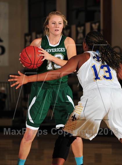Thumbnail 1 in San Dimas vs. La Costa Canyon (MaxPreps Holiday Classic) photogallery.