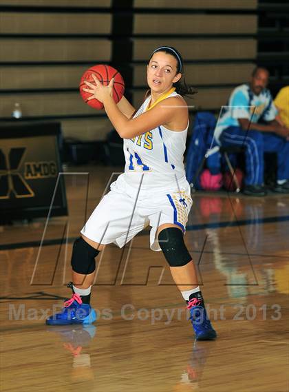 Thumbnail 3 in San Dimas vs. La Costa Canyon (MaxPreps Holiday Classic) photogallery.