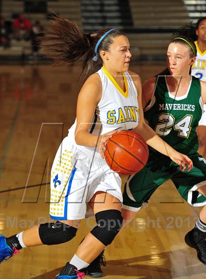 Thumbnail 3 in San Dimas vs. La Costa Canyon (MaxPreps Holiday Classic) photogallery.