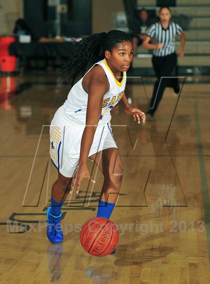 Thumbnail 2 in San Dimas vs. La Costa Canyon (MaxPreps Holiday Classic) photogallery.