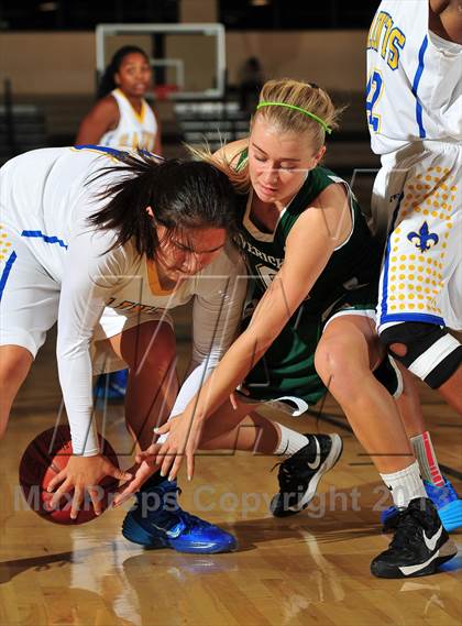 Thumbnail 1 in San Dimas vs. La Costa Canyon (MaxPreps Holiday Classic) photogallery.