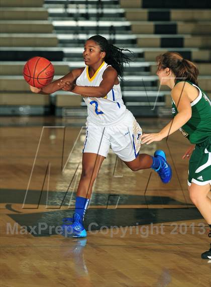 Thumbnail 2 in San Dimas vs. La Costa Canyon (MaxPreps Holiday Classic) photogallery.