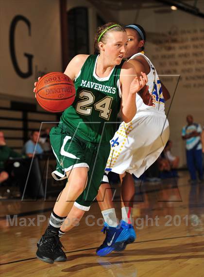 Thumbnail 1 in San Dimas vs. La Costa Canyon (MaxPreps Holiday Classic) photogallery.