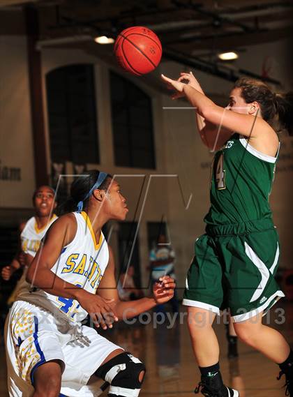 Thumbnail 1 in San Dimas vs. La Costa Canyon (MaxPreps Holiday Classic) photogallery.