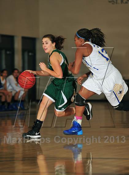 Thumbnail 3 in San Dimas vs. La Costa Canyon (MaxPreps Holiday Classic) photogallery.