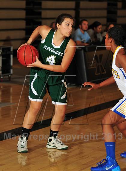 Thumbnail 3 in San Dimas vs. La Costa Canyon (MaxPreps Holiday Classic) photogallery.