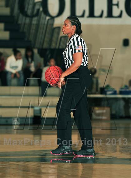 Thumbnail 1 in San Dimas vs. La Costa Canyon (MaxPreps Holiday Classic) photogallery.