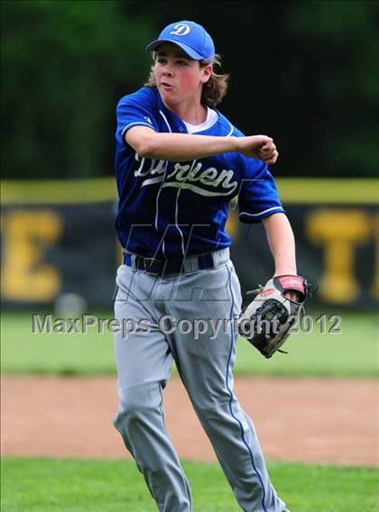 Thumbnail 2 in Darien vs. Hand (CIAC Class L 2nd Round) photogallery.