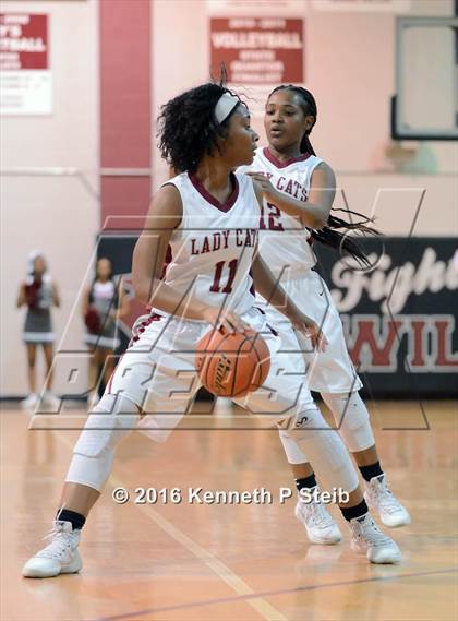 Thumbnail 1 in Chalmette @ Destrehan (LHSAA 5A 1st Round Playoff) photogallery.