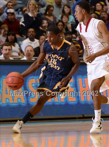 Thumbnail 2 in Rocky Mount vs. Hickory (NCHSAA 3A Final) photogallery.